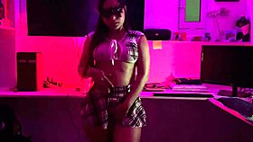 minha meia-irmã me seduz com sua saia sexy de estudante