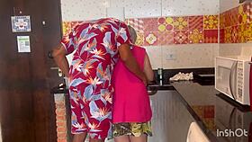 empregada safada a velha deu em cima de mim na cara de pau eu comi mesmo completo no sheer