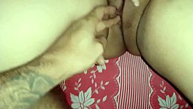 dedilhando a buceta da namorada safada gostosa