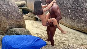 दोस्तों का ग्रुप बीच पर मजा ले रहा