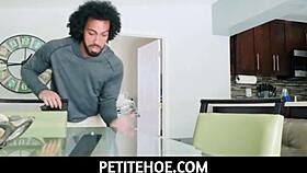 छोटी नौकरानी हनी हेज क्लाइंट जेम्स एंजेल को पीओवी लंड चूसाई देती है जैसा वो चाहता है