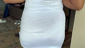 Madrastra cachonda se deja tocar y se le corre en la pierna!