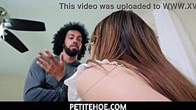 छोटी नौकरानी हनी हेज क्लाइंट जेम्स एंजेल को पीओवी लंड चूसाई देती है जैसा वो चाहता है