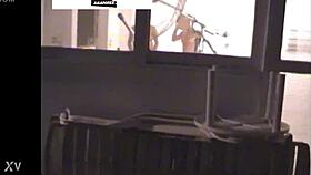 s saem de festa discretamente mas sao descobertos fodendo na varanda da cobertura