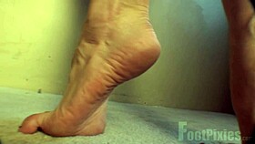 mckensie arches to lick feet