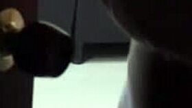 sorprendo a mi cuñada cambiandose de ropa y le clavo la verga de pie hasta correrme 😏