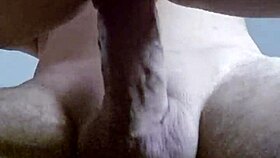 Esposa excitada senta gostoso com os peitinhos durinhos de tesão e a buceta toda melada