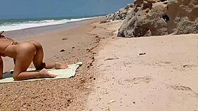 como ela filmou o macho alpha empinando e gozando na praia com creampie