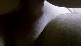 Esposa excitada senta gostoso com os peitinhos durinhos de tesão e a buceta toda melada