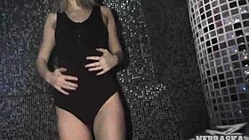 18yo blonde stretches her pussy