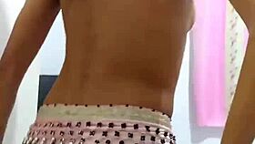 odalisque shakes hips nicely