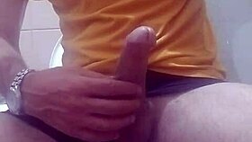 Punheteiro gozando no banheiro