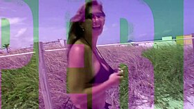 हॉट मिल्फ फेलोनी साउथ बीच पर चिल कर रही