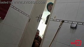 dois amigos comendo a amiga gostosa depois de espiar ela no chuveiro