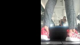 Flaca rica empinada en gimnasio