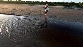 cuspe e toma no cuzinho foda anal em público na praia