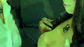 Duas putas morenas safadas se lambem e gozam sem parar