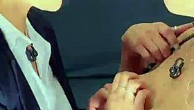 Duas putas morenas safadas se lambem e gozam sem parar