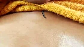 uma mulher peluda pulando no dildo e esguichando