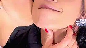 Duas putas morenas safadas se lambem e gozam sem parar