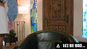 लेस बी बैड - लिटिल ड्रैगन रूममेट जैस्मिन शерни को प्रैंक उसके बेड पर हुकअप एरिया स्लोन चोदकर