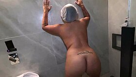 banheiro do motel minha raba rebolando e a boca preparando pra pica