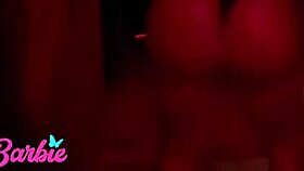 milf gostosa da bunda grande transa com boy no meio da balada