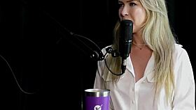 est� fazendo bastante sexo anal gozou tem um vibrador que a faz ter squirting sozinha e o seu conte�do com um cadeirante - milena moreau sheer red