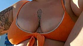 gravei pro meu amante flashing pussy on beach uh so hot