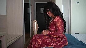 big ass indian babe gets seduced by hot guest at hotel 🔥🍑