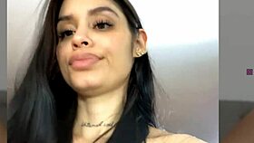 Diamondjo and Larahenao enjoy a casual chat sharing stories and laughs in relaxed conversation