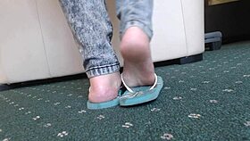 bbw feet teasing in flip flops toes wiggling seductively 😍👣