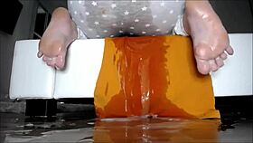 Hey, check out this cutie splashing and cumming in the tub