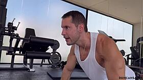 Hey, insane bubble butt shakes at gym!