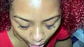 devorando ese culo enorme antes de llenarle la boca de semen