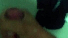 jalo mi verga en el baño hasta correrme fuerte