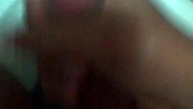 jalo mi verga en el baño hasta correrme fuerte