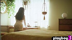 Jane Wilde displays her natural body and perfect figure